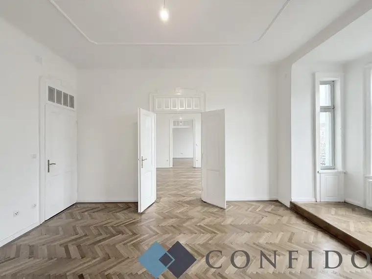 Großzügige 4 Zimmer Altbauwohnung mit verglaster Veranda und Balkon!