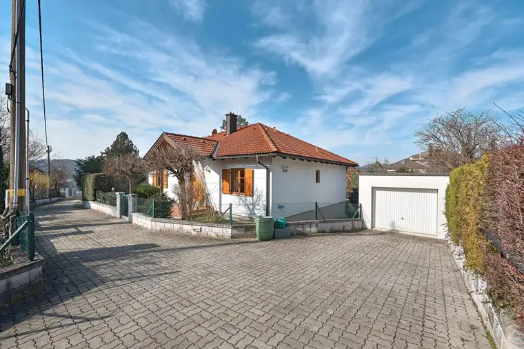 RARITÄT - Bungalow mit Pool und zusätzlichem Baugrundstück am Schafberg mit Entwicklungspotenzial