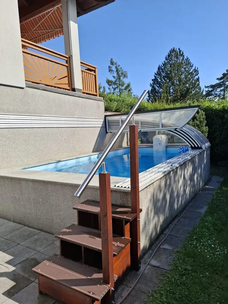 Ab ins kühle Nass: Bungalow mit Pool und zusätzlichem Baugrundstück am Schafberg mit Entwicklungspotenzial