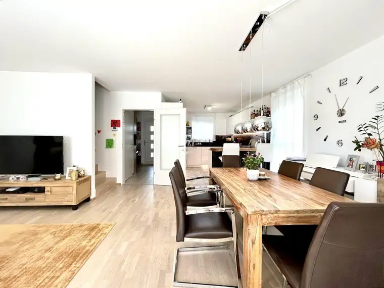 Wienerwald: moderne Doppelhaushälfte mit Pool - bald einziehen und den Sommer genießen!