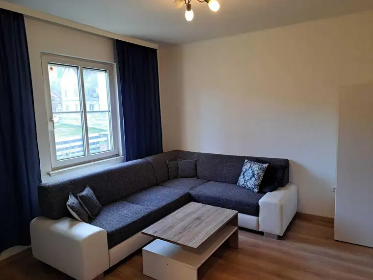Charmante Hochparterre-Wohnung mit eigenem Garten und PKW Abstellplatz in ruhiger Siedlungslage