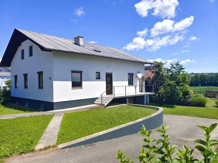 Natur trifft Lebensqualität in Thermenregion! Gemütliches Einfamilienhaus in sonniger Ruhelage mit traumhaftem Ausblick