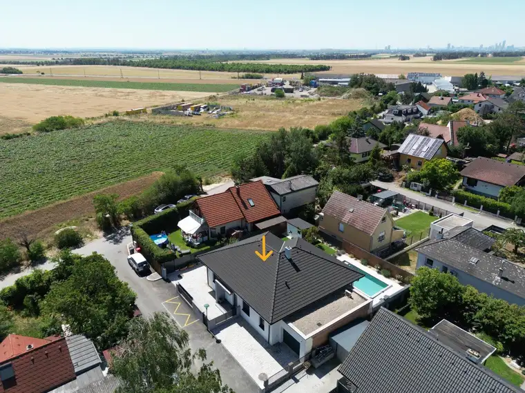 Exklusiver Bungalow in Grünruhelage ein Wohnen auf höchstem Niveau mit Pool und Smart-Home-System