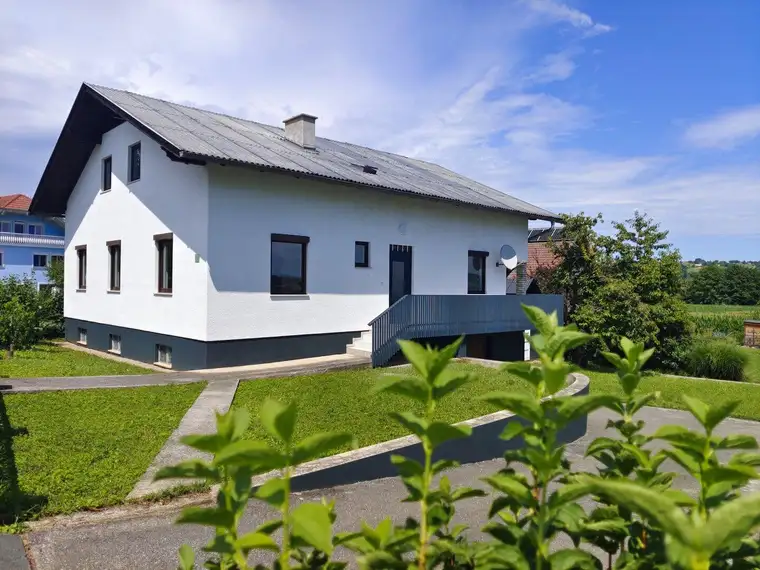 Natur trifft Lebensqualität in Thermenregion! Gemütliches Einfamilienhaus in sonniger Ruhelage mit traumhaftem Ausblick und großem Gartenhaus