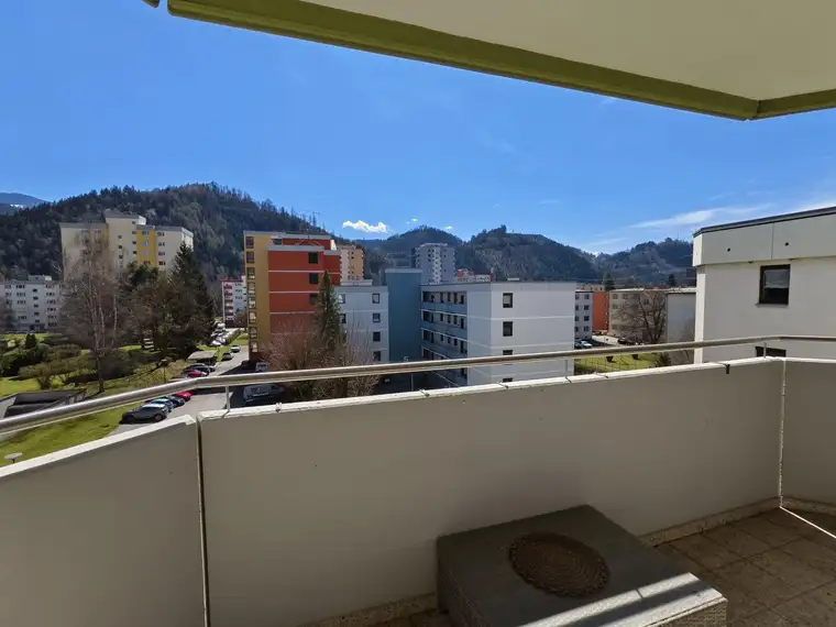 Sonnige 4-Zimmer-Wohnung mit Balkon, Kamin &amp; Tiefgaragenplatz