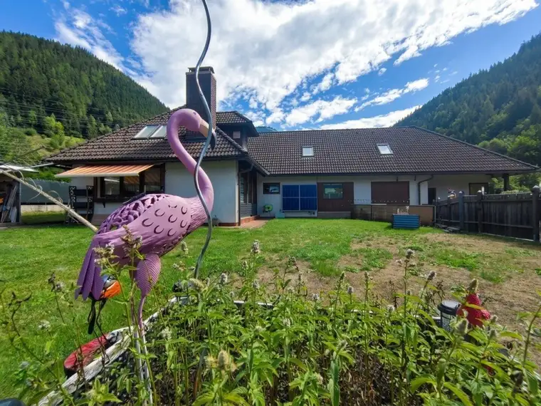 EINZIGARTIGES BUNGALOW-ENSEMBLE AM FUSSE DES ERZBERGS