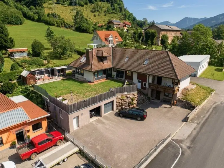 EINZIGARTIGES BUNGALOW-ENSEMBLE AM FUSSE DES ERZBERGS