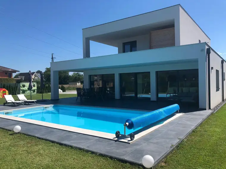 Exklusives Einfamilienhaus mit Pool