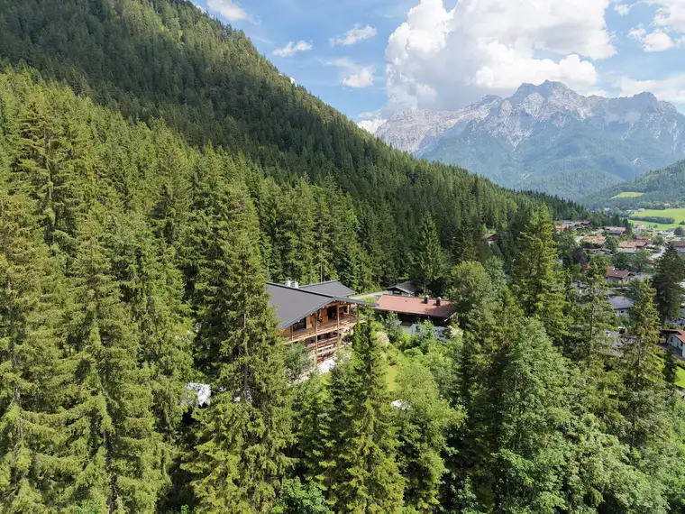Mehrfamilienhaus mit Blick auf die Steinberge