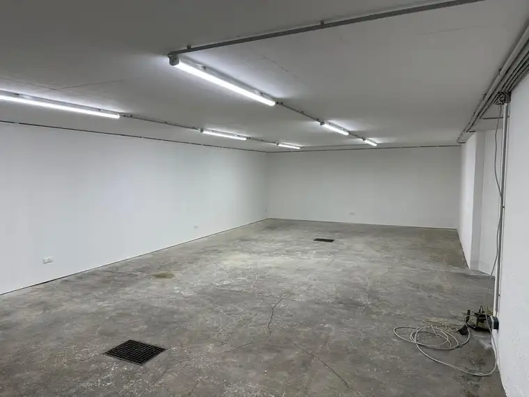 Garagenbox 92m2Auch als Lager zu nutze, versperrbar, frisch renoviert und direkt vom Eigentümer!