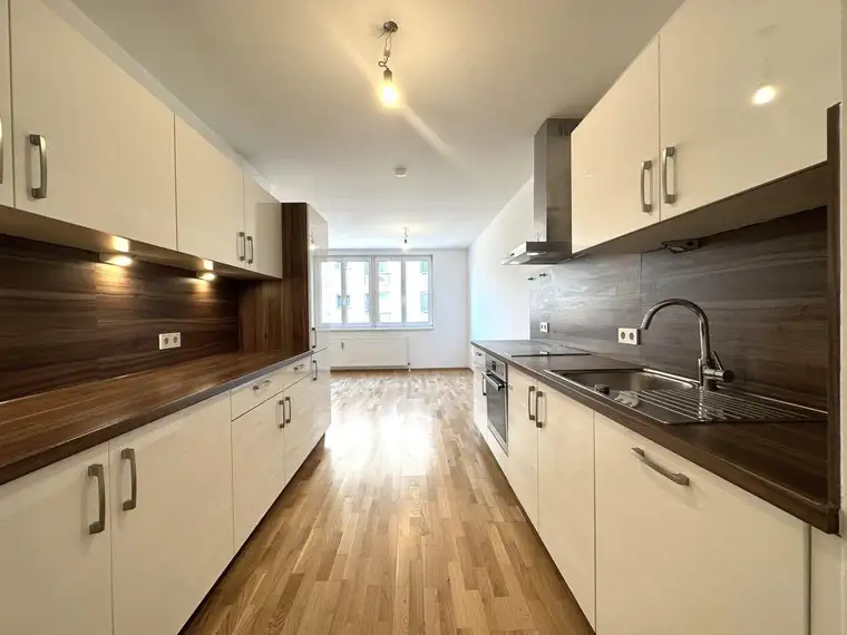 Sanierte WG-geeignete Wohnung mit schöner Küche | U6 Dresdner Straße
