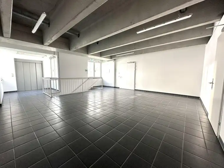 Neuwertige Praxis Nähe U1/Donauzentrum | Behandlungsräume mit großer Loggia - Ihr Erfolgsstandort!