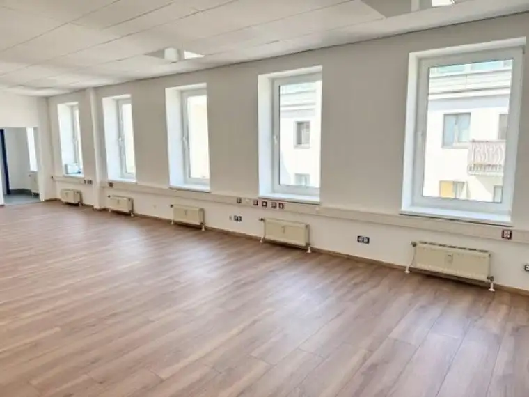 UNBEFRISTET - Modernes Büro/ Studio /Yoga/ Kosmetik (U-Bahn Niederhofstrasse)