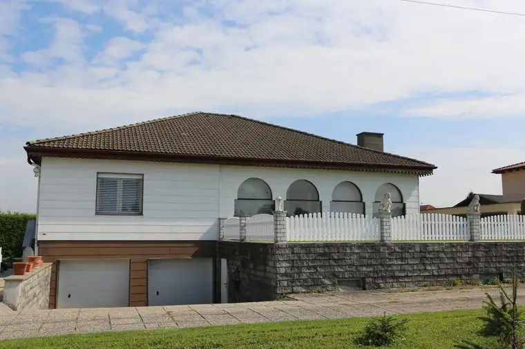 Gepflegter Bungalow mit überaus großem Grundstück wartet auf neuen Besitzer!