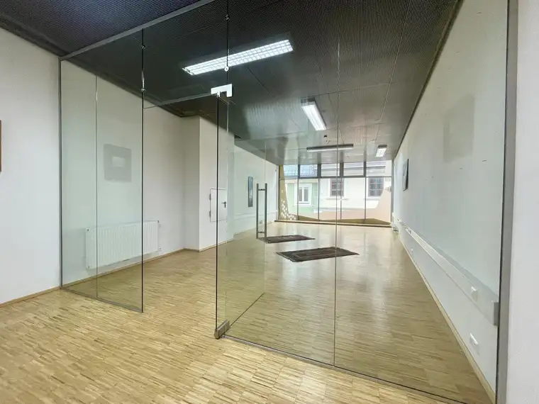 Auffälliges Geschäftshaus mit attraktiver Glasfront - Im Herzen der Fußgängerzone in Feldkirchen