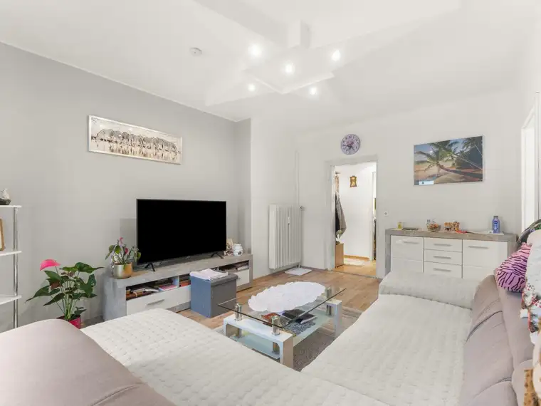 moderne 4-Zimmer Wohnung mit Balkon - WG geeignet