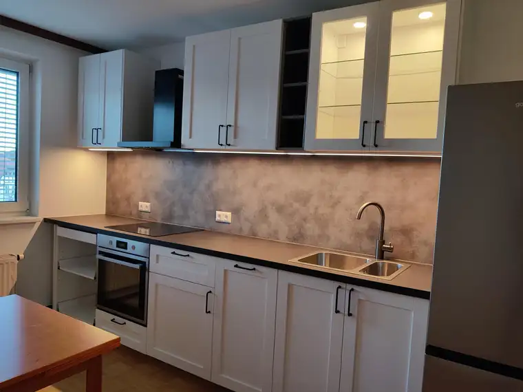 Zentrumsnahe MÖBLIERTE / AUSGESTATTETE Wohnung zur Miete von 3-6 Monaten - einfache GESAMTMIETE (also inkl. Wasser, Strom, Heizung, Internet) - Küche und Badezimmer beides NEU