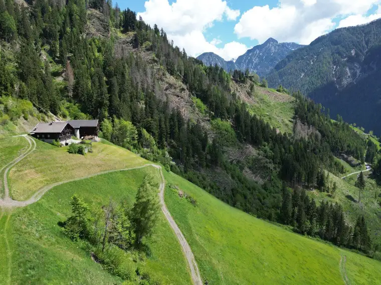 Ein Paradies in Alleinlage: Landwirtschaft mit Bergblick, Almhütte und Fischteich