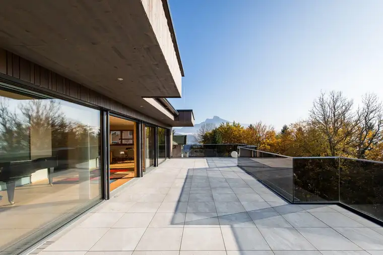 Penthouse am Mondsee – Ein Rückzugsort der Extraklasse! Hochwertige Vollholz-Architektur, 4 Terrassen und spektakulärer Panoramablick auf den Mondsee – bezugsfertig und barrierefrei.