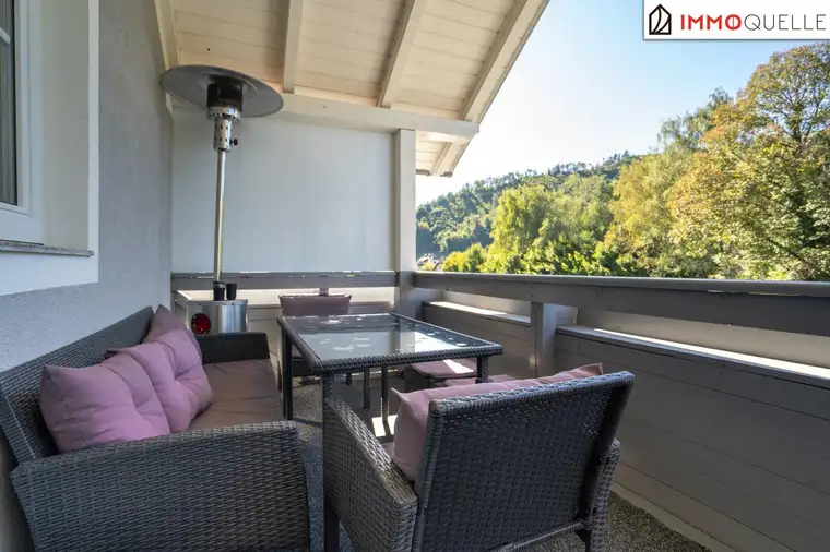 Wohnen, wo die Berge grüßen! Großzügige Dachgeschosswohnung mit Ausblick ins Grüne und 2 Schlafzimmern