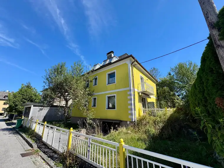 Renovierungsbedürftiges Mehrfamilienhaus mit 9 Zimmern und großem Garten in Taxham