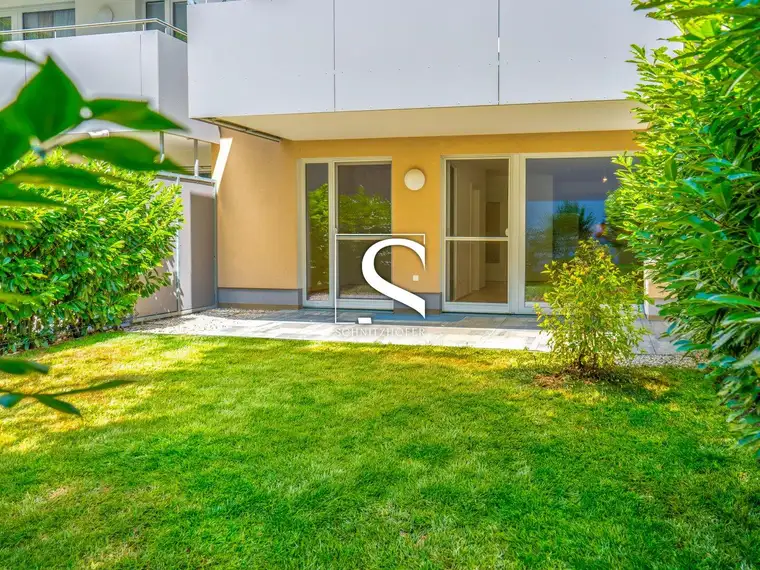 GARTENplatz.OBERNDORF | Neuwertige 2-Zimmer-Gartenwohnung mit Tiefgaragen- &amp; Außenstellplatz