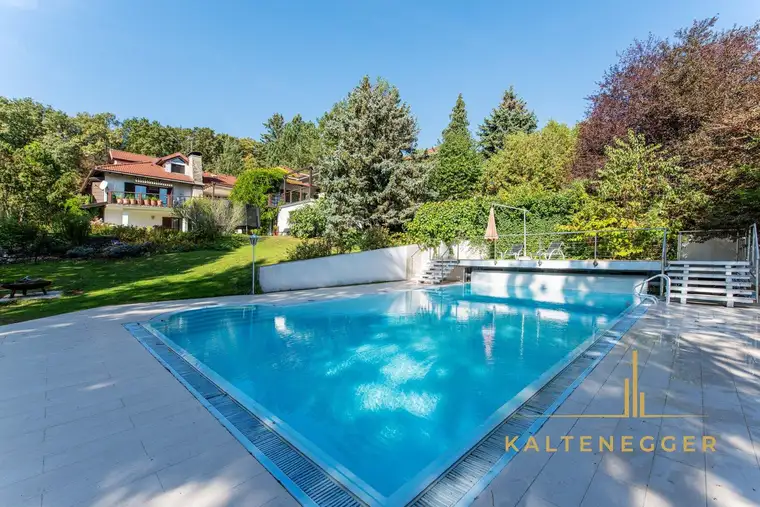 Traumgrundstück mit 320 m² Villa, großem Pool und Fernblick