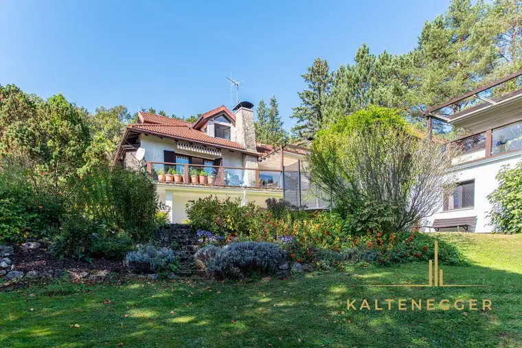 Traumgrundstück mit 320 m² Villa, großem Pool und Fernblick