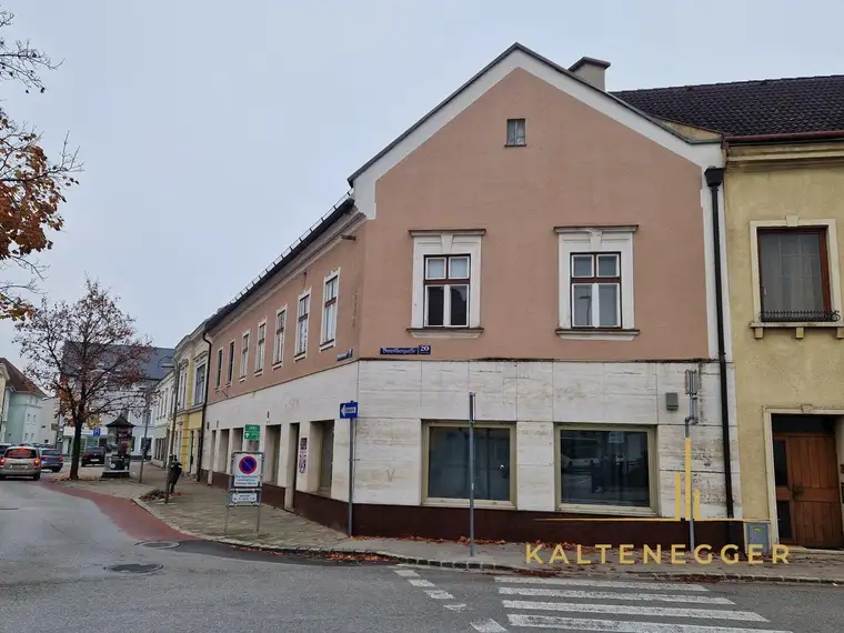 Mitten in Neunkirchen: Teilweise vermietetes Eckhaus