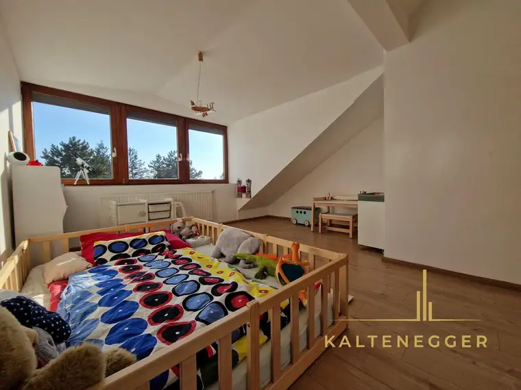Lebensqualität PUR: 4-Zimmer-Wohnung mit uneinsehbarer Dachterrasse &amp; Garten