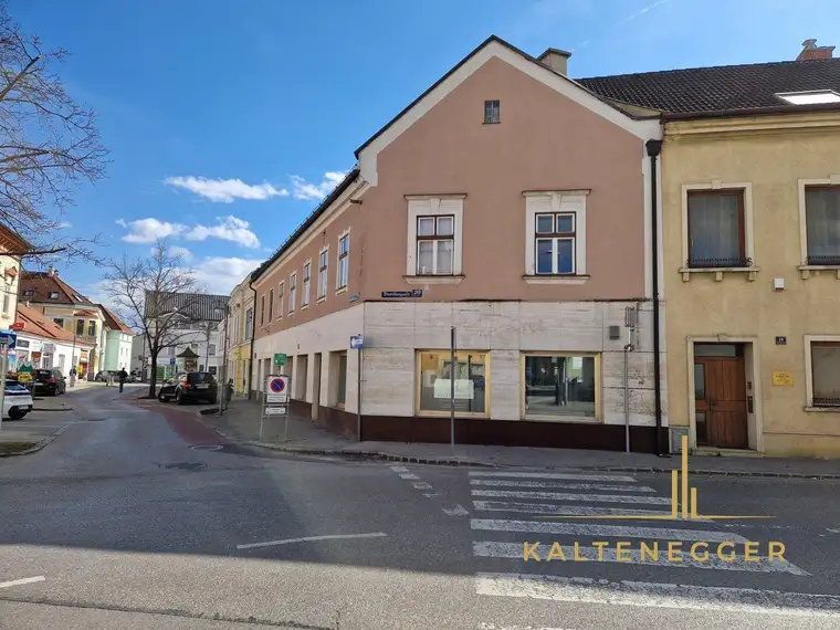 Mitten in Neunkirchen: Teilweise vermietetes Eckhaus