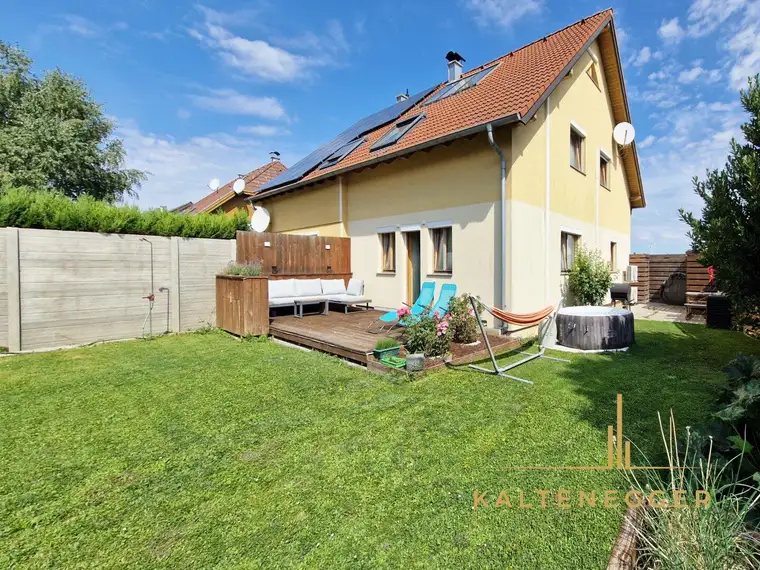 WOHLFÜHLOASE: Charmante Doppelhaushälfte in Seyring mit Garten, Kamin &amp; moderner Ausstattung