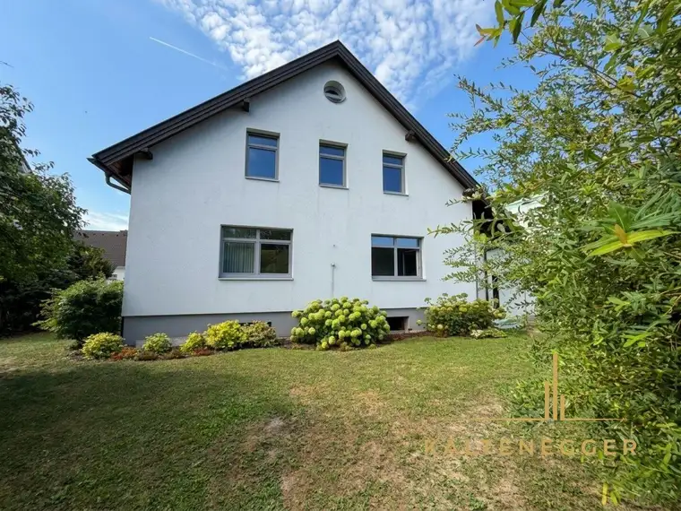 Großzügiges Einfamilienhaus mit besonderem Raumgefühl und schönem Garten