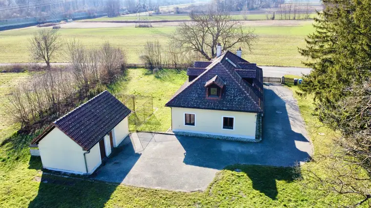 Bemerkenswertes Mehrfamilienhaus mit großem Garten und Entwicklungspotential | 186m² | Nähe Stockerau