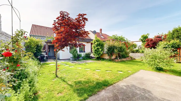 Außergewöhnliches Wohnen im ehemaligen Winzerhaus | schöner Garten | Entwicklungspotential | Garage