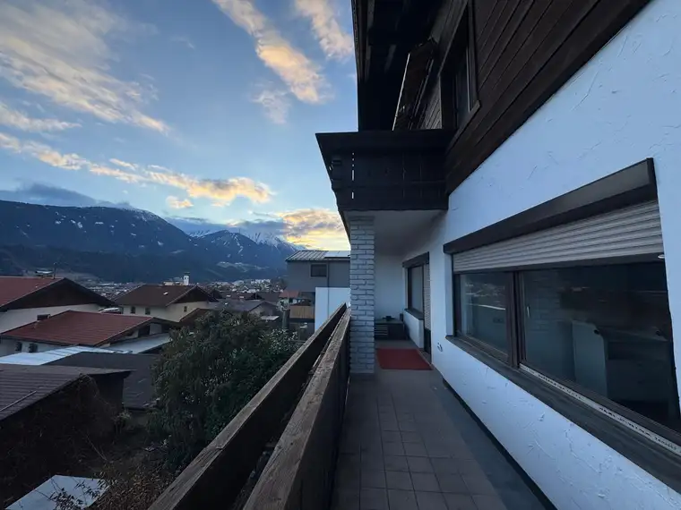 Helle 3-Zimmer-Wohnung mit großem Eckbalkon und Wintergarten