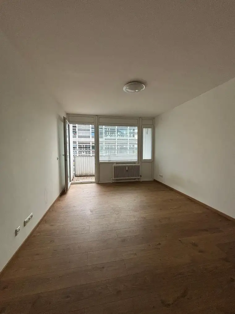 Sanierte Garconniere mit Balkon und Weitblick