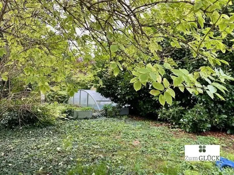 Wunderschönes Grundstück mit renovierungsbedürftigem Haus und Pool