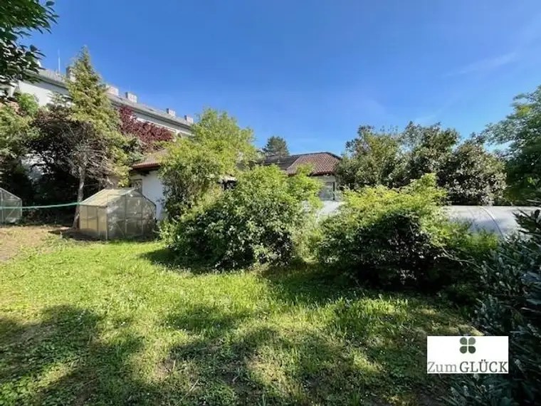 Wunderschönes Grundstück mit renovierungsbedürftigem Haus und Pool