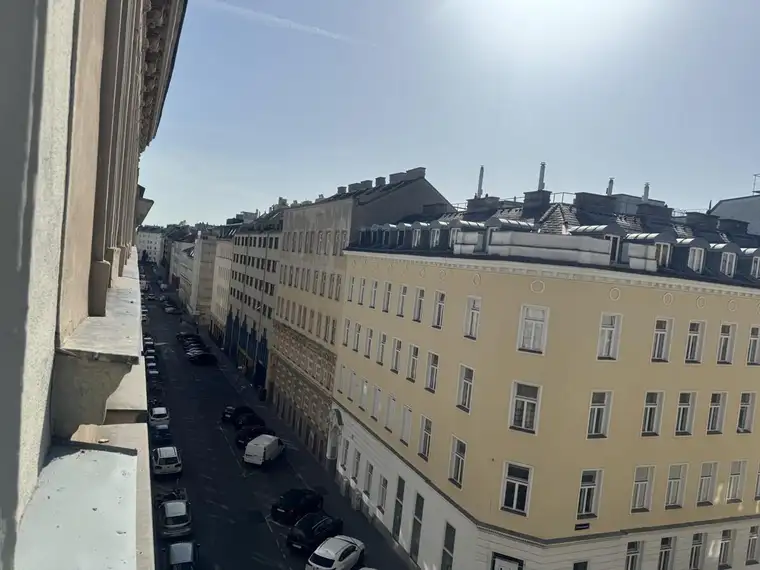 Helle 3-Zimmerwohnung in zentraler Lage - Sanierungsbedürftig