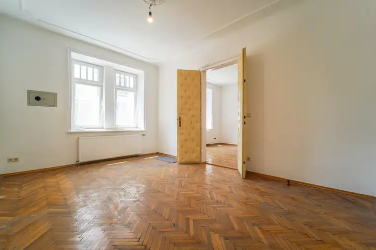 Sanierungsbedürftige Altbau-Wohnung mit viel Potenzial in S-Bahn und U-Bahn Nähe | Hochparterre und Souterrain Maisonette