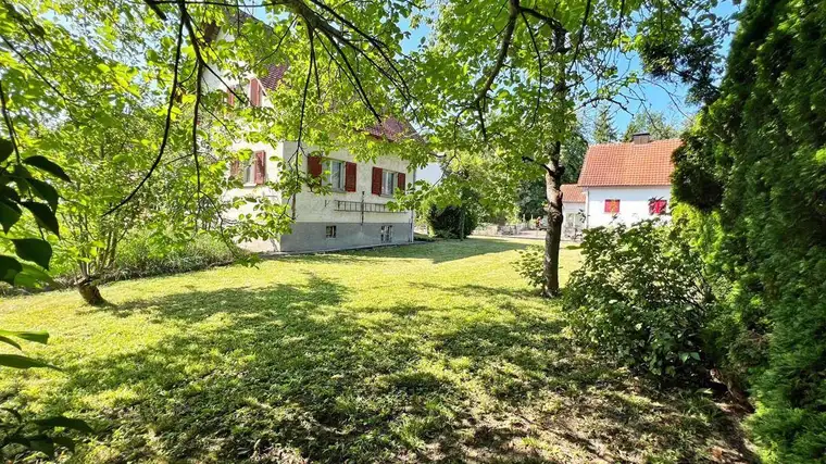 Sonniges Grundstück mit Altbestand in ruhiger Lage