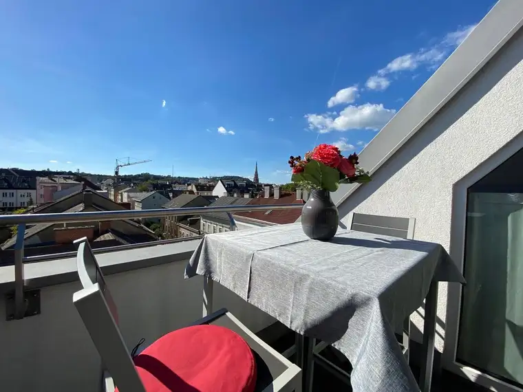 Wunderbare DG-Wohnung mitDachterrasse, Klimaanlage und Einbauküche!Nahe Med-Campus!