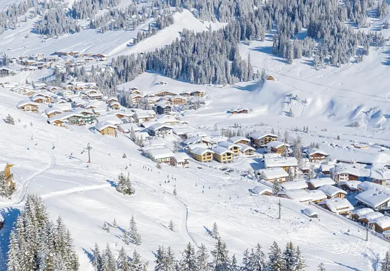 Fantastic Chalet with pool in the heart of Lech