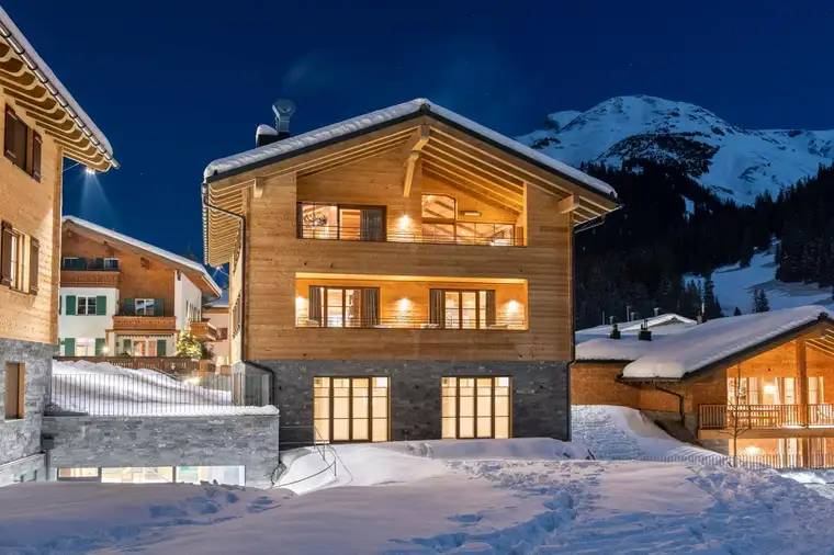 Fantastic Chalet with pool in the heart of Lech