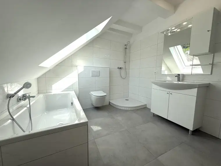 7 Zimmer, 210m², Garten, Keller, Garage &amp; mehr in 2410 Hainburg!