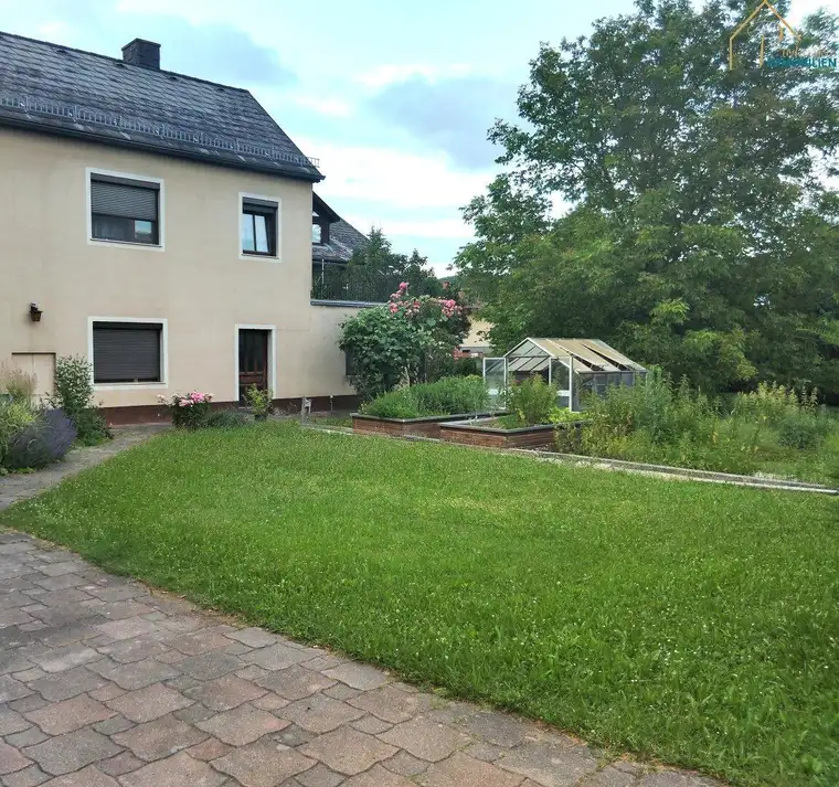 großzügiges Mehrfamilienhaus mit Einliegerwohnung und großem Garten