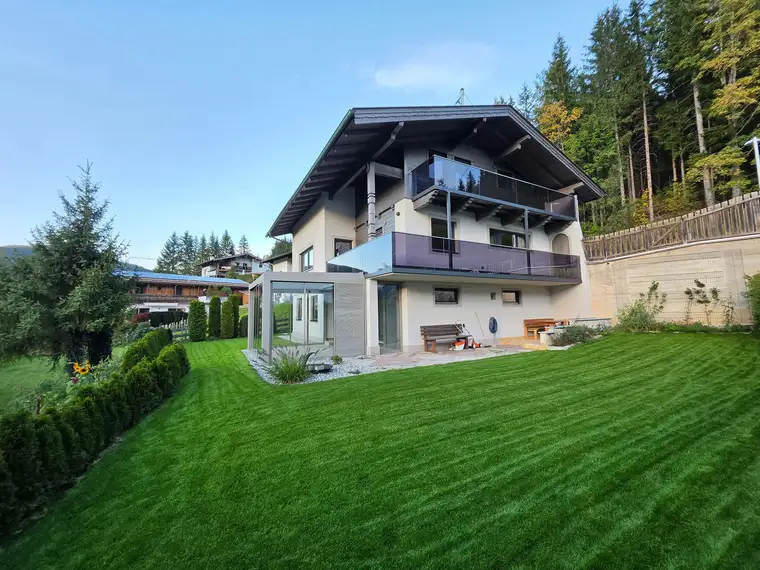 Einfamilienhaus mit großen Grundstück, Wintergarten und Garagen