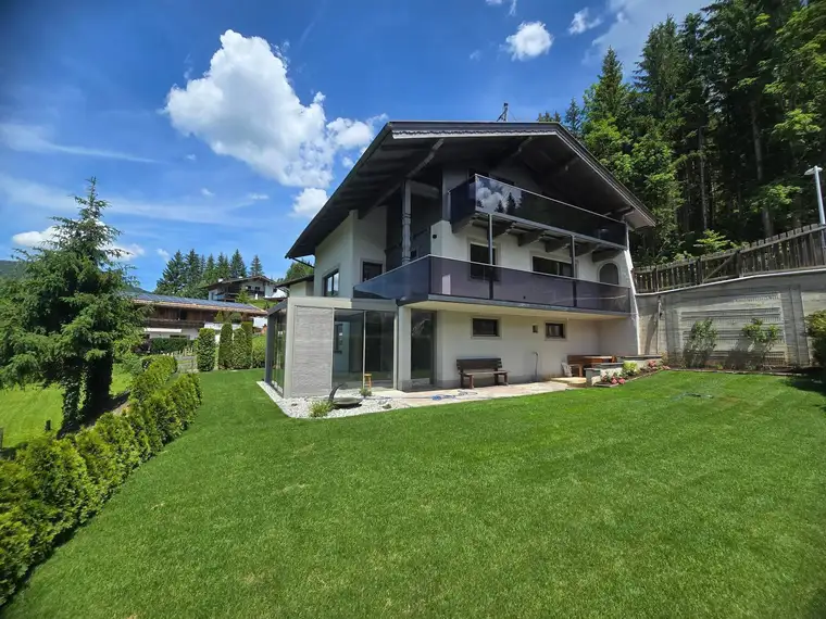 Saniertes Einfamilienhaus mit großen Grundstück und Garagen