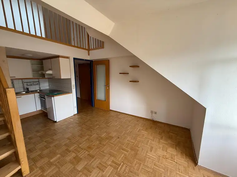 Günstige 2-Zimmer Wohnung mit über 60m2 im Dachgeschoss zu vermieten